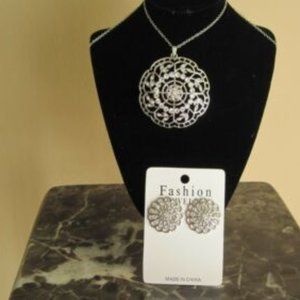 July 2025 FLASH SALE NECKLACE AND MATCHING EARRINGS Silvertone &crystals NEW